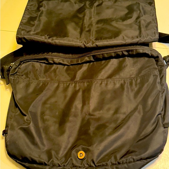 Retro Guess Women’s Black Lightweight Laptop Tablet Messenger Crossbody Bag - Picture 10 of 15